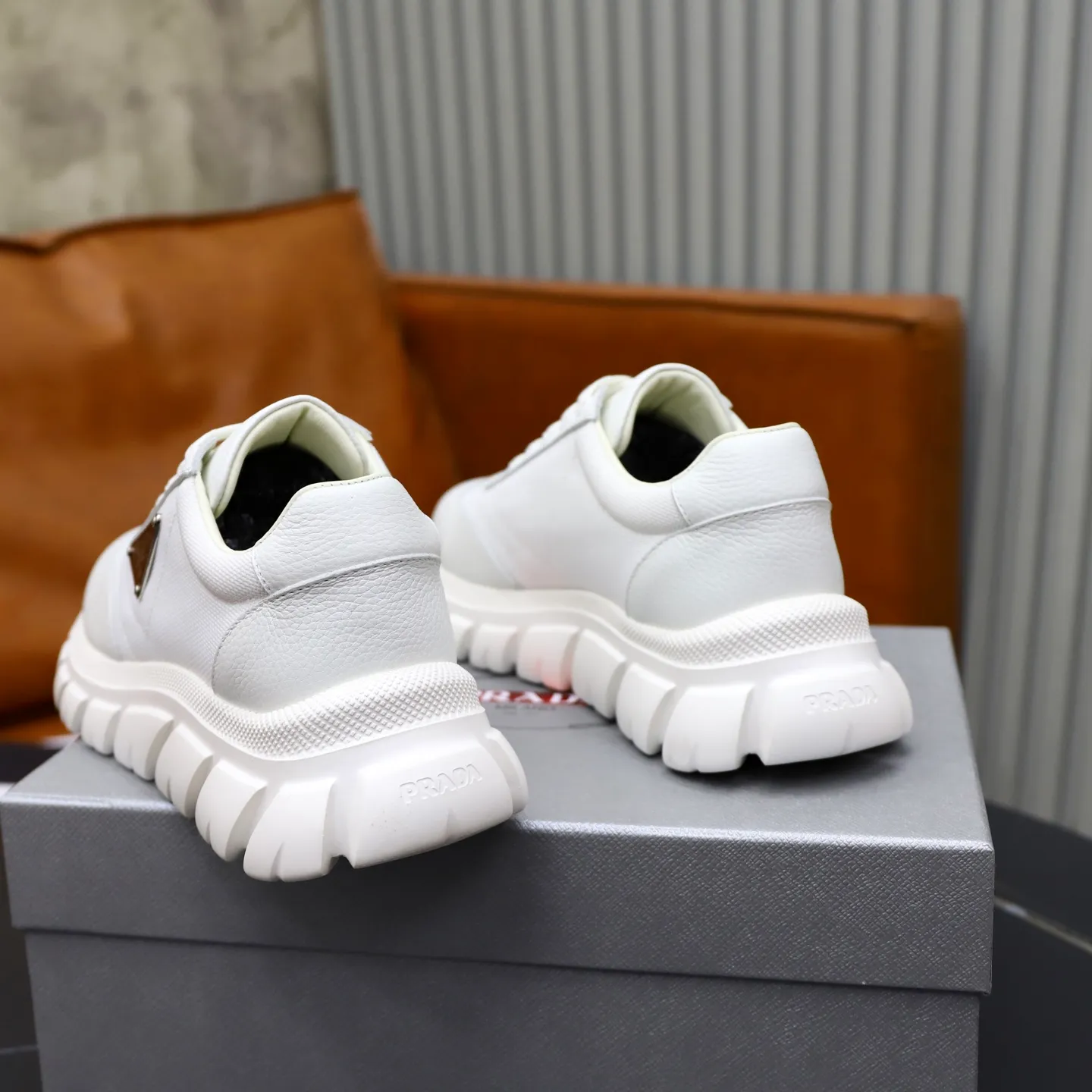 Ex-factory price: 700💰Top original order Brand: PRADA (Prada) Standard code: Men's size 38/44 (45 can be customized) Grade: Same as the official website Material: Original cowhide stitching, cowhide lining, original combination two-color wear-resistant soft outsole Style category: casual sports version, young fashion, European and American trend, British style Color: actual picture color